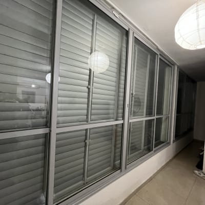 חלונות עם תריסים סגורים במסדרון מואר