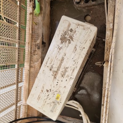 יחידת מזגן חיצונית עם צינורות ואיטום סביבם