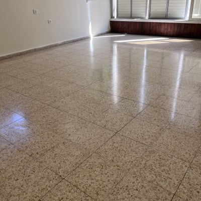 רצפה נקייה ומבריקה בחדר מואר