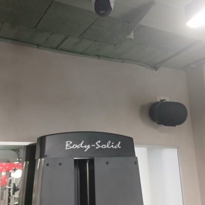 מצלמת אבטחה מותקנת על תקרה בחדר כושר