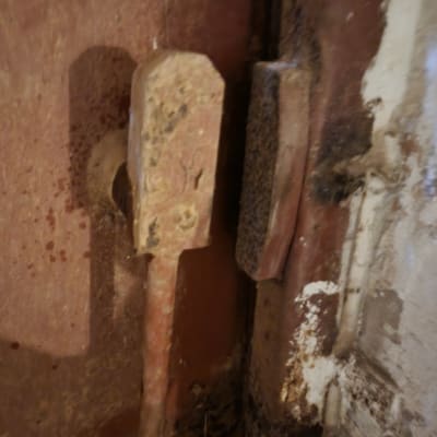 כלי עבודה חלוד על קיר מתכת ישן