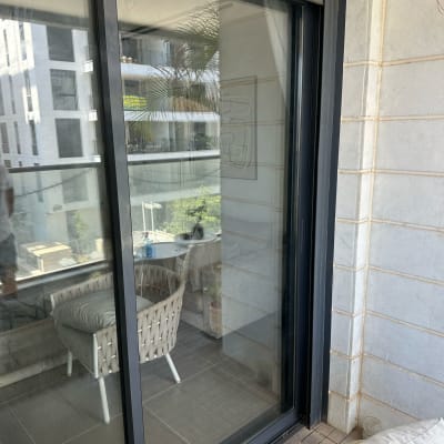 דלת זכוכית עם כיסא במרפסת