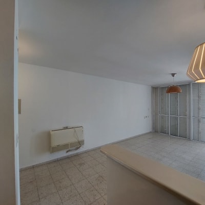 קיר לבן חלק ללא ציוד או כלים לצביעה