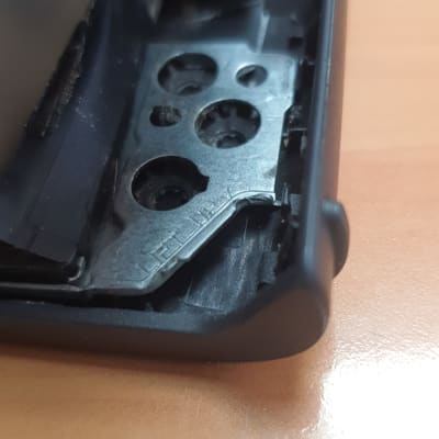 חלק פנימי של מכשיר אלקטרוני עם מתכת וברגים