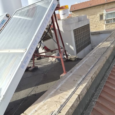 מערכת סולארית על גג עם חוטי מתכת