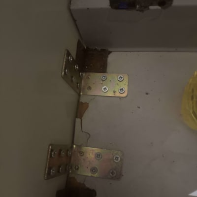 תמונה של פינה עם צירים וברגים