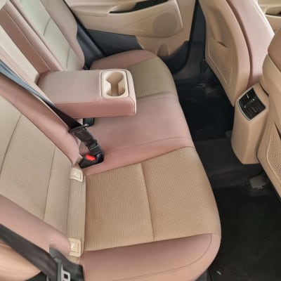 מושבי רכב נקיים עם משענת יד פתוחה