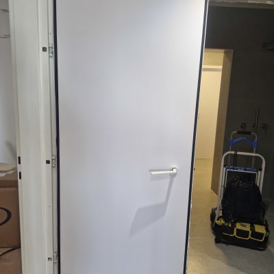 דלת מותקנת עם ידית וכלי עבודה ברקע