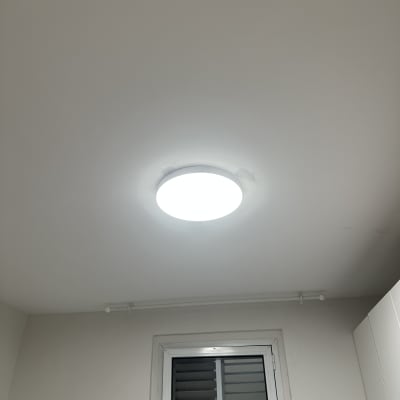 תאורה עגולה מותקנת בתקרה ליד חלון