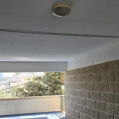 תאורה תקרה עם חיווט חשמלי גלוי