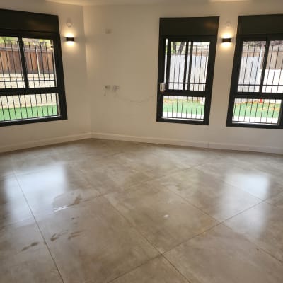 רצפה עם סימני ניקוי וכתמים