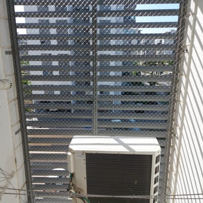 רשת מתכת מותקנת למניעת כניסת יונים למרפסת