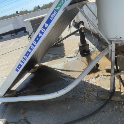 דוד שמש עם קולטים על גג שטוח, צינורות מחוברים