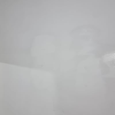 קיר עם תיקוני צבע וטיח ליד מראה