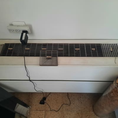 גריל של מזגן עם כבל חשמלי מחובר לשקע