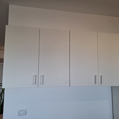 ארון קיר לבן עם ארבע דלתות וידיות