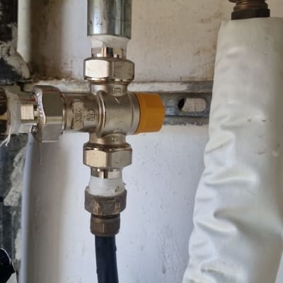 חיבורים וצינורות במערכת חימום מים