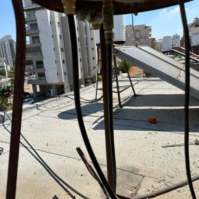צינורות ומחברים על גג בניין