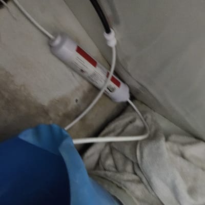 צינור מים עם מסנן מתחת לכיור