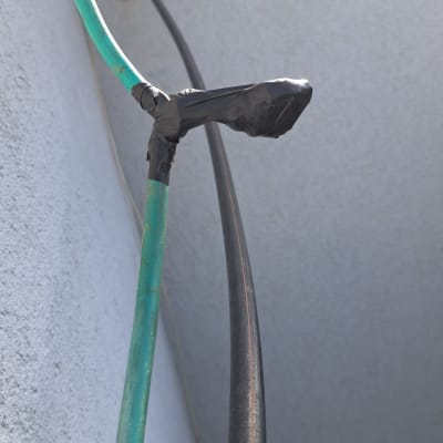 צינור ירוק ושחור מחוברים עם סרט דביק