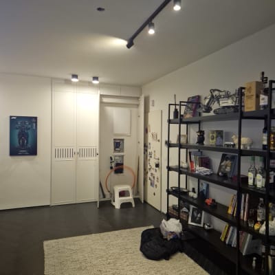 תמונה של חדר עם תאורה ותשתית חשמלית