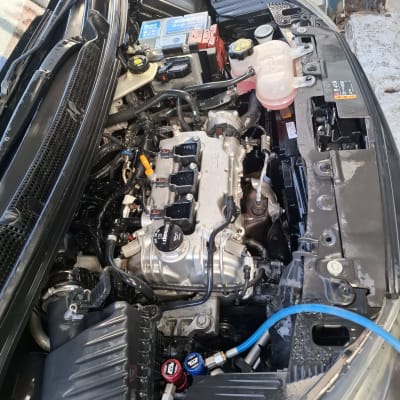 מנוע רכב עם כבלים וכלים חשמליים