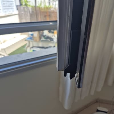 מסגרת חלון עם נוף חיצוני מטושטש