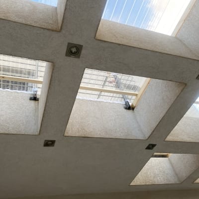 תקרת עץ עם חלונות מרובעים ופרופילים מתכתיים