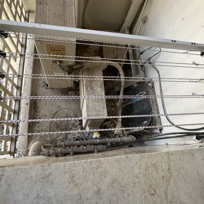 מתקן כביסה עם חבלים וגלגלות על מרפסת