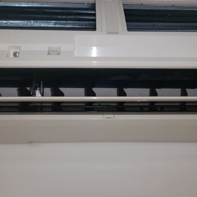 יחידת מיזוג אוויר עם תריסים פתוחים