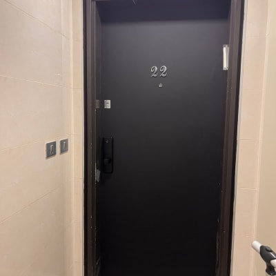 דלת שחורה עם מספר 22 על הקיר