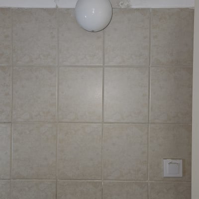 מנורה על קיר אריחים עם מתג חשמל