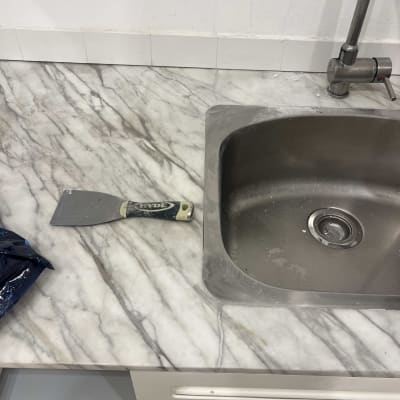 שיש עם כיור וכלי עבודה על השיש