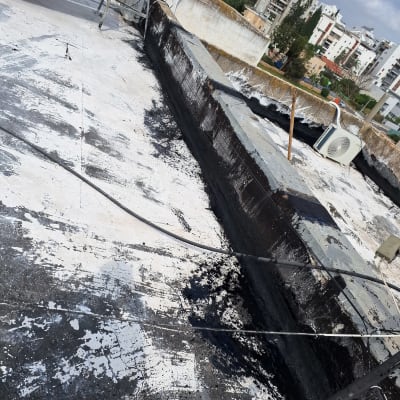 גג עם חומרי איטום שחורים ולבנים