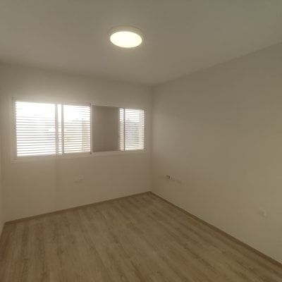 חדר ריק עם קירות צבועים בלבן