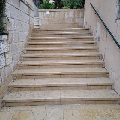 מדרגות אבן עם סימני לכלוך וכתמים