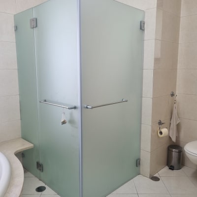 מקלחון זכוכית עם דלתות מט, ידיות מתכת