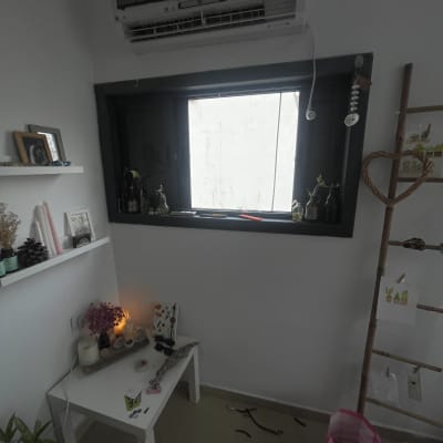 מזגן מותקן על קיר מעל חלון פתוח