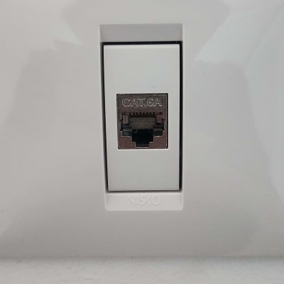 שקע רשת קטגוריה 6 על קיר לבן