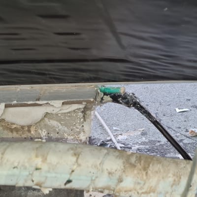 חוטי חשמל חשופים עם בידוד פגום