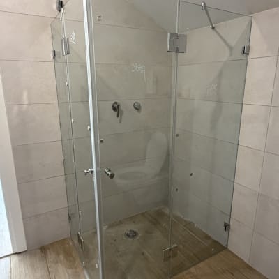התקנת מקלחון זכוכית פינתי בחדר רחצה מרוצף