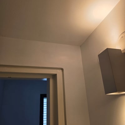 קיר ותקרה צבועים עם תאורה