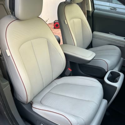 מושבי רכב נקיים עם תפירה אדומה