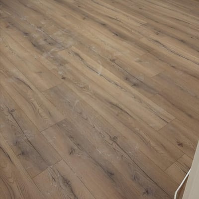 רצפת פרקט עץ עם סימני לכלוך קלים