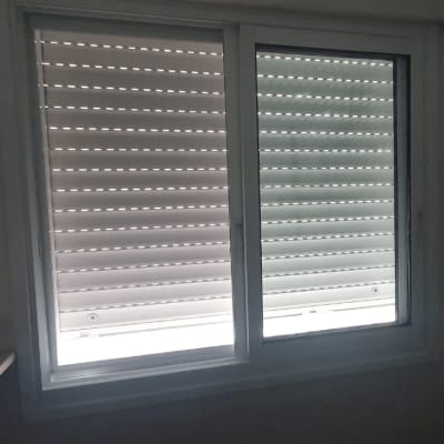 חלון אלומיניום עם תריסים סגורים