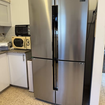 מקרר נירוסטה עם ארבע דלתות במטבח