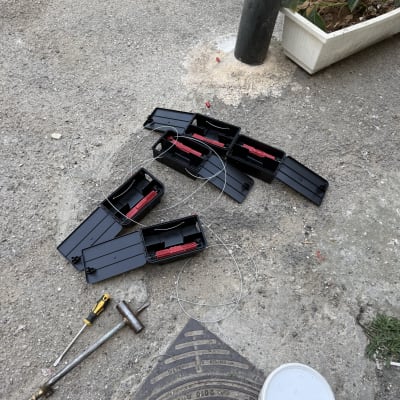 מלכודות עכברים וכלי עבודה על הקרקע