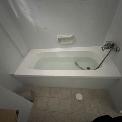 אמבטיה עם מים, ברז ומקלחת יד