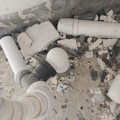 צינורות ושברי קיר באתר שיפוצים