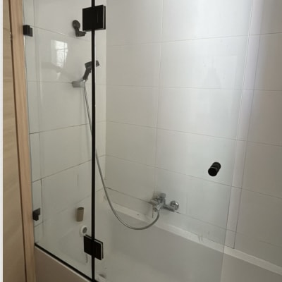 מקלחון זכוכית עם ראש מקלחת וצינור גמיש